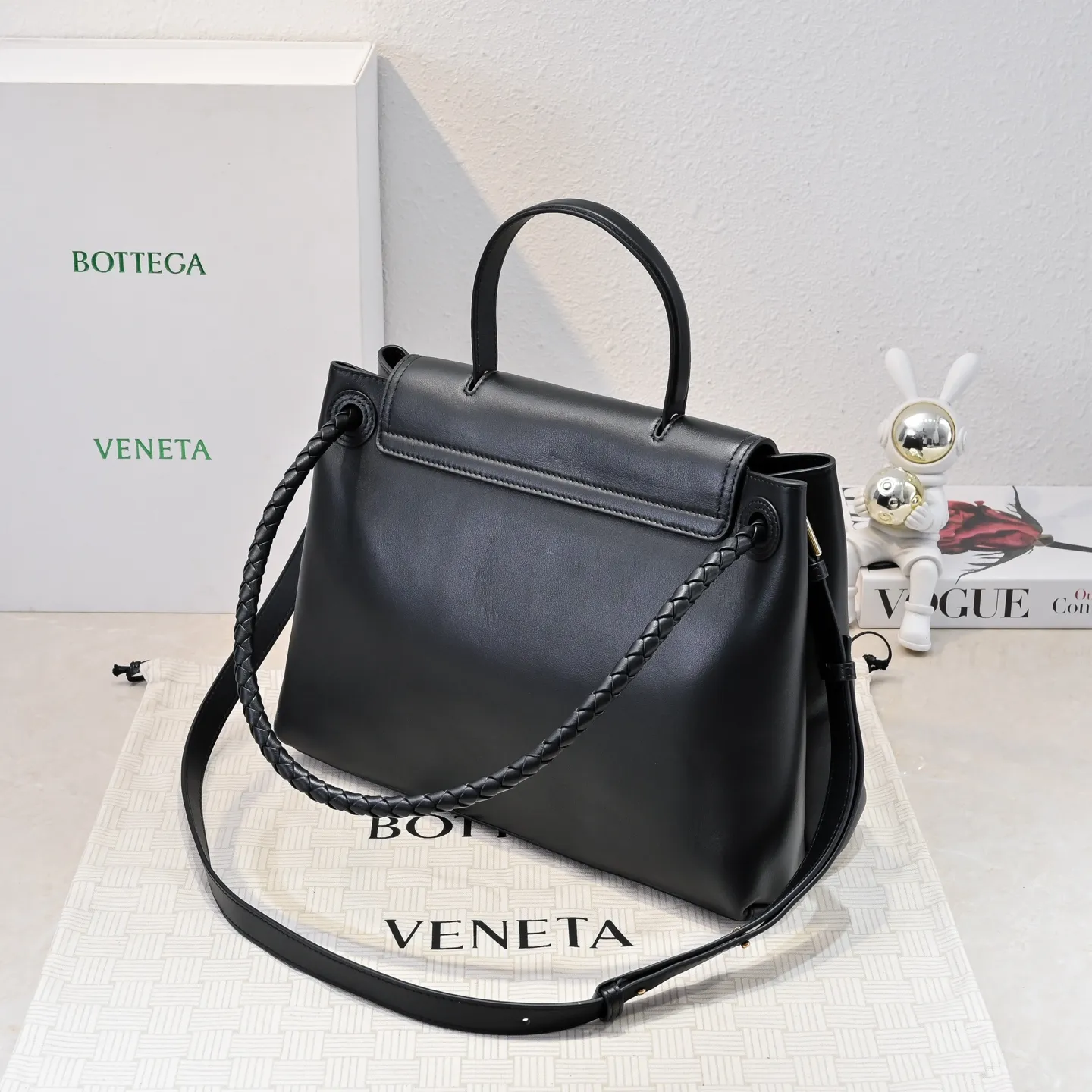 Batch 2360 #Bv New Ciao Ciao handbag Ciao Ciao means "hello" and "goodbye" in Italian, showing a relaxed and casual lifestyle ⭐️Made of Dutch Silky Calf calf leather ~ silky to the touch. The leather is thick, and the suede lining is soft and comfortable. The relaxed feeling of stacked smooth leather, the representative woven element shoulder strap, and the perfect embellishment of golden buckles 💥The bag has a unique shape, casual and exquisite, and super practical ☄️Carry Ciao Ciao to accompany you in various occasions, and be the most stylish you 🎀 Model: 7231 Size: 34x26x15